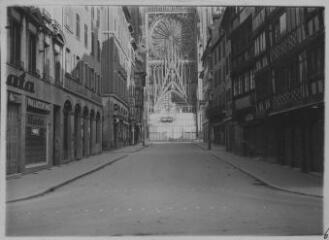1 vue  - Cathédrale, protection de la façade vue de la rue Mercière, commerces. [1939]. (ouvre la visionneuse)