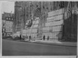 1 vue  - Cathédrale, protection de la façade et sacs de sable. [1939]. (ouvre la visionneuse)