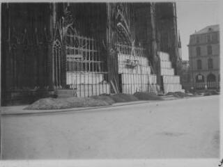 ouvrir dans la visionneuse : Cathédrale, protection de la façade et tas de sable. [1939].
