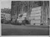 1 vue  - Cathédrale, protection de la façade et tas de sable. [1939]. (ouvre la visionneuse)