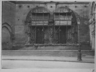 1 vue  - Cathédrale, protection du portail sud avec des planches de bois et des sacs de sables. [1939]. (ouvre la visionneuse)