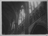 ouvrir dans la visionneuse : Cathédrale, vitraux vus de l'intérieur. [1939].