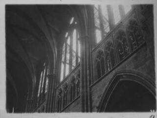 1 vue  - Cathédrale, vitraux vus de l'intérieur. [1939]. (ouvre la visionneuse)