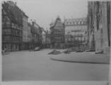 1 vue  - Place de la Cathédrale, tas et sacs de sable entreposés devant la cathédrale, commerce Meyer et Wanner, maison Kammerzell. [1939]. (ouvre la visionneuse)