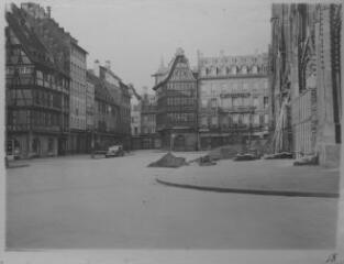 1 vue  - Place de la Cathédrale, tas et sacs de sable entreposés devant la cathédrale, commerce Meyer et Wanner, maison Kammerzell. [1939]. (ouvre la visionneuse)