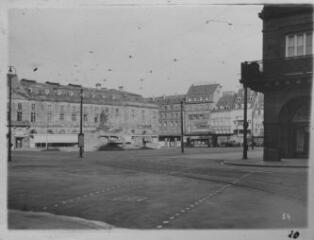 1 vue  - Place Kléber, protection de la statue avec des sacs de sable. [1939]. (ouvre la visionneuse)