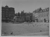 1 vue  - Place Kléber, monument Kléber protégé avec des sacs de sable. [1939]. (ouvre la visionneuse)