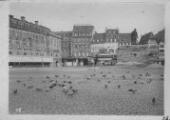 1 vue  - Place Kléber, monument Kléber protégé par des sacs de sable, café Odéon, kiosque à journaux. [1939]. (ouvre la visionneuse)