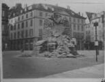 1 vue  - Place Gutenberg, protection de la statue de Gutenberg avec des sacs de sable. [1939]. (ouvre la visionneuse)