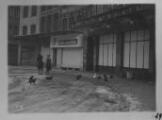 ouvrir dans la visionneuse : Place du Temple Neuf, chats errants derrière le palais de la bière, commerce bébé-service. [1939].