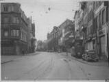 ouvrir dans la visionneuse : Rue du Vieux-Marché-aux-Vins, Cineac et commerces. [1939].