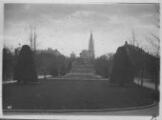 ouvrir dans la visionneuse : Place de la République, protection du monument aux morts avec des sacs de sable, cathédrale en arrière plan. [1939].