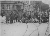 1 vue  - Groupe des balayeurs (dit « les mobilisés ») devant l\'annexe de la mairie. [1939]. (ouvre la visionneuse)
