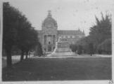 1 vue  - Place de la République, palais du Rhin et protection du monument aux morts avec des sacs de sable. [1939]. (ouvre la visionneuse)