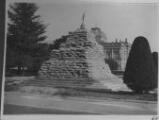 1 vue  - Place de la République, protection du monument aux morts avec des sacs de sable. [1939]. (ouvre la visionneuse)