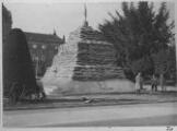 1 vue  - Place de la République, protection du monument aux morts avec des sacs de sable. [1939]. (ouvre la visionneuse)