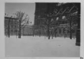 ouvrir dans la visionneuse : Place du Château enneigée, cathédrale en arrière plan. Hiver 1939-1940.