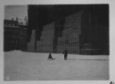 ouvrir dans la visionneuse : Place de la Cathédrale enneigée, protection de la façade de la cathédrale. Hiver 1939-1940.