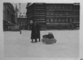 ouvrir dans la visionneuse : Place de la Cathédrale enneigée. Hiver 1939-1940.