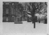 ouvrir dans la visionneuse : Place du Marché aux Poissons enneigée et palais Rohan. Hiver 1939-1940.