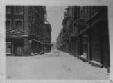 1 vue  - Rue du Dôme enneigée, prise de la cathédrale, coiffeur Forvil. Hiver 1939-1940. (ouvre la visionneuse)