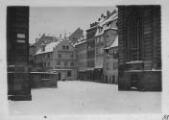 1 vue  - Rue de la Râpe, entre le Lycée et le palais Rohan, brasserie-restaurant \'Au vieux château\', hôtel Concordia. Hiver 1939-1940. (ouvre la visionneuse)