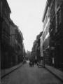 1 vue  - Rue du Jeu des Enfants, prise depuis la place Saint-Pierre-le-Vieux vers la place Stoeber, commerces. (ouvre la visionneuse)