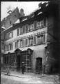1 vue  - Rue du Jeu des Enfants n°44, Salon de thé et patisserie Weil-Schuhl, vers 1910. (ouvre la visionneuse)