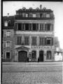 1 vue  - Rue des Bouchers, n°19, débit de boissons \'à l\'Aigle\', immeuble de l\'ancien poêle de la corporation des Bouchers. (ouvre la visionneuse)