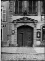 ouvrir dans la visionneuse : Rue des Bouchers, n°19, porte d'entrée, ancien poêle de la corporation des Bouchers.