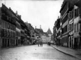 1 vue  - Rue des Bouchers, vue vers la place de l\'Hôpital, commerces, scène de rue. (ouvre la visionneuse)