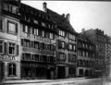 1 vue  - Rue des Bouchers n°21-27, hotel-restaurant \'Zum Rindfuss\', carrosserie G. Weber. (ouvre la visionneuse)