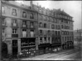 ouvrir dans la visionneuse : Rue des Grandes Arcades, immeubles en face du palais de la Bière.