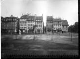 ouvrir dans la visionneuse : Place Broglie, immeubles en face de l'Hôtel de Ville.