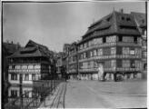 1 vue  - Rue du Bain aux Plantes, maisons à pans de bois vues de la Place Benjamin Zix. [1930]. (ouvre la visionneuse)
