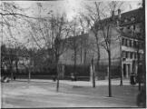 1 vue  - Place Broglie, jardin du gouverneur militaire, à l\'angle de la rue de la Comédie. (ouvre la visionneuse)