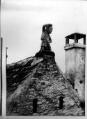 1 vue  - Rue des Frères, personnage en pierre sur le pignon de toit de la maison n°29. (ouvre la visionneuse)