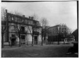 1 vue  - Rue des Bonnes-Gens, enclos de l\'ancienne usine à gaz, avec les anciennes et les nouvelles constructions. [1930] (ouvre la visionneuse)