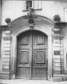 1 vue  - Rue de l\'Ail n°17, portail d\'entrée, plaque \'Kopieranstalt E. Raab\'. 13 mars 1942. (ouvre la visionneuse)