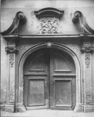 ouvrir dans la visionneuse : Rue de l'Ail n°19, portail avec vantaux, fronton daté de 1608 représentant 3 lièvres. 13 mars 1942.