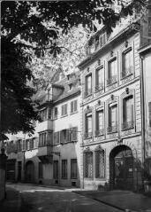 ouvrir dans la visionneuse : Rue de l'Arc-en-ciel n°13 et 15, façades des immeubles. 12 mai 1942.