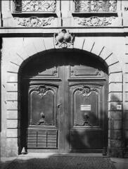 ouvrir dans la visionneuse : Rue de l'Arc-en-ciel n°15, hôtel de Marabail, porte cochère. 12 mais 1942.