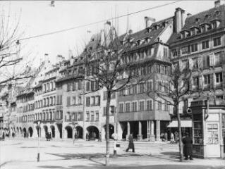 ouvrir dans la visionneuse : Rue des Grandes Arcades prise depuis la place Gutenberg, kiosque à journaux. 13 mars 1943.