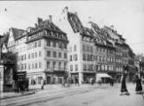 1 vue  - Rue des Grandes Arcades à hauteur de la place Gutenberg, kiosque à journaux. 14 avril 1942. (ouvre la visionneuse)