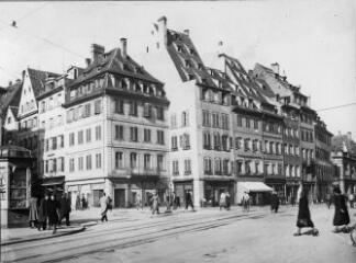 ouvrir dans la visionneuse : Rue des Grandes Arcades à hauteur de la place Gutenberg, kiosque à journaux. 14 avril 1942.