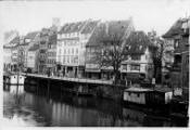 1 vue  - Quai des Bateliers vu du pont du Corbeau vers le quai des Pêcheurs, bateaux lavoirs. [1941-1944]. (ouvre la visionneuse)