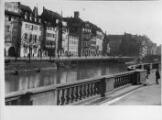 1 vue  - Quai des Bateliers vu de la terrasse du Palais Rohan vers le pont du Corbeau. 8 avril 1943. (ouvre la visionneuse)