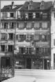 1 vue  - Quai des Bateliers n°20, façade de l\'immeuble et devanture de la boulangerie Dossmann. [avril 1943] (ouvre la visionneuse)