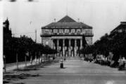 1 vue  - Place Broglie, théâtre municipal, femme avec poussette. [Juin 1941]. (ouvre la visionneuse)