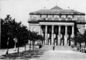 1 vue  - Place Broglie, théâtre municipal. [Juin 1941]. (ouvre la visionneuse)